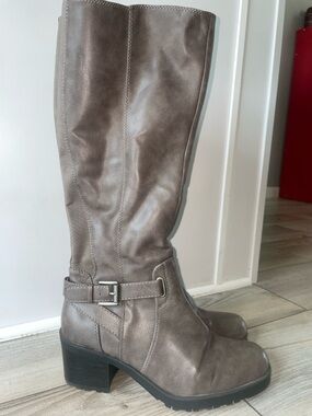 BareTraps Women Tempist boots size 10